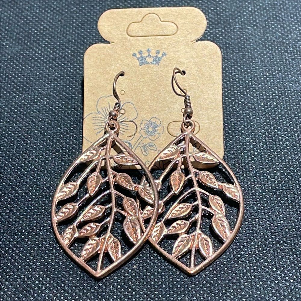 Leaf hanging earrings